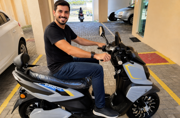 Moto elétrica em percurso urbano representando autonomia da bateria